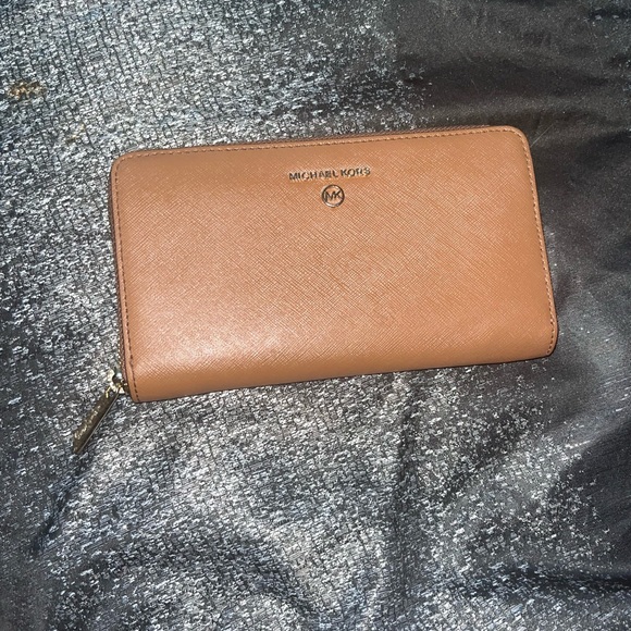 Nice Michael Kors Brown Saffiano Leather Zip Around Wallet! - Picture 2 of 14